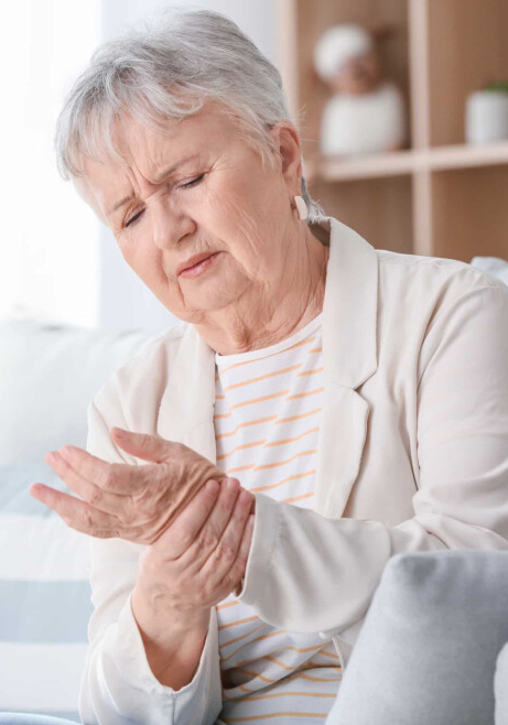 old-woman-wrist-pain old-woman-wrist-pain
